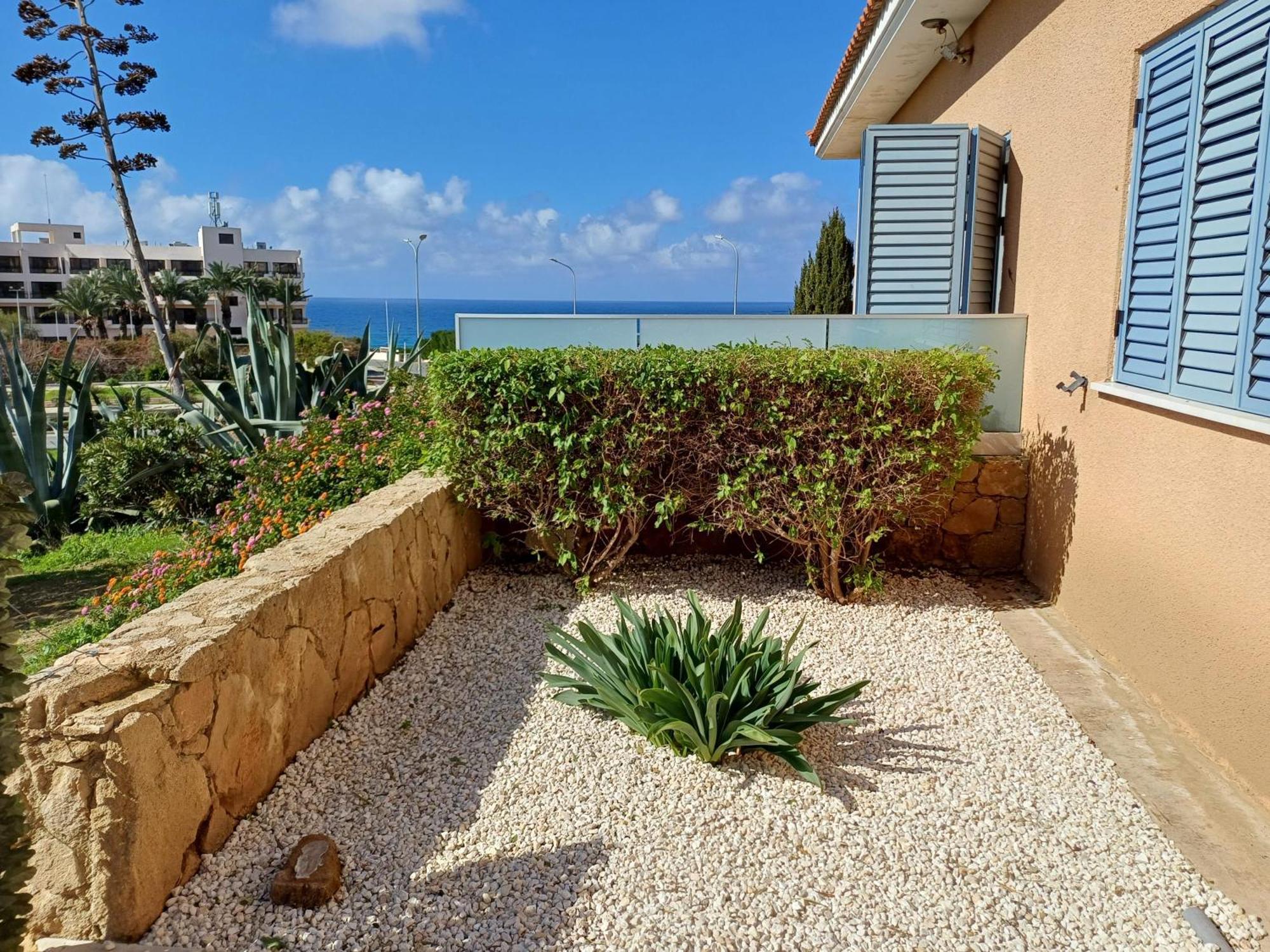 Kings Palace - Modern, Sunny 2 Bed Ground Floor With Sea Views Paphos