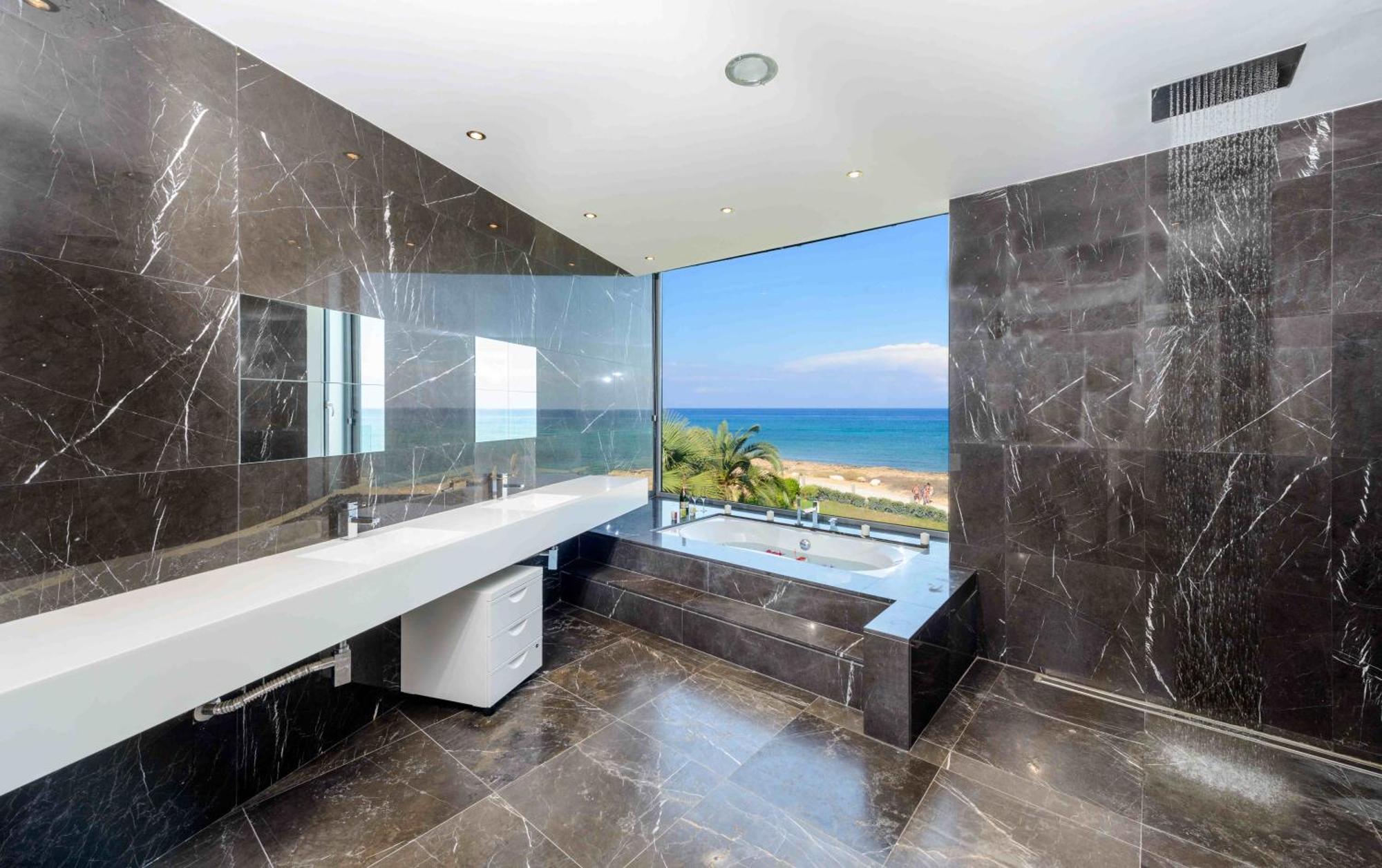 Luxury By The Sea With Heated Pool Villa *