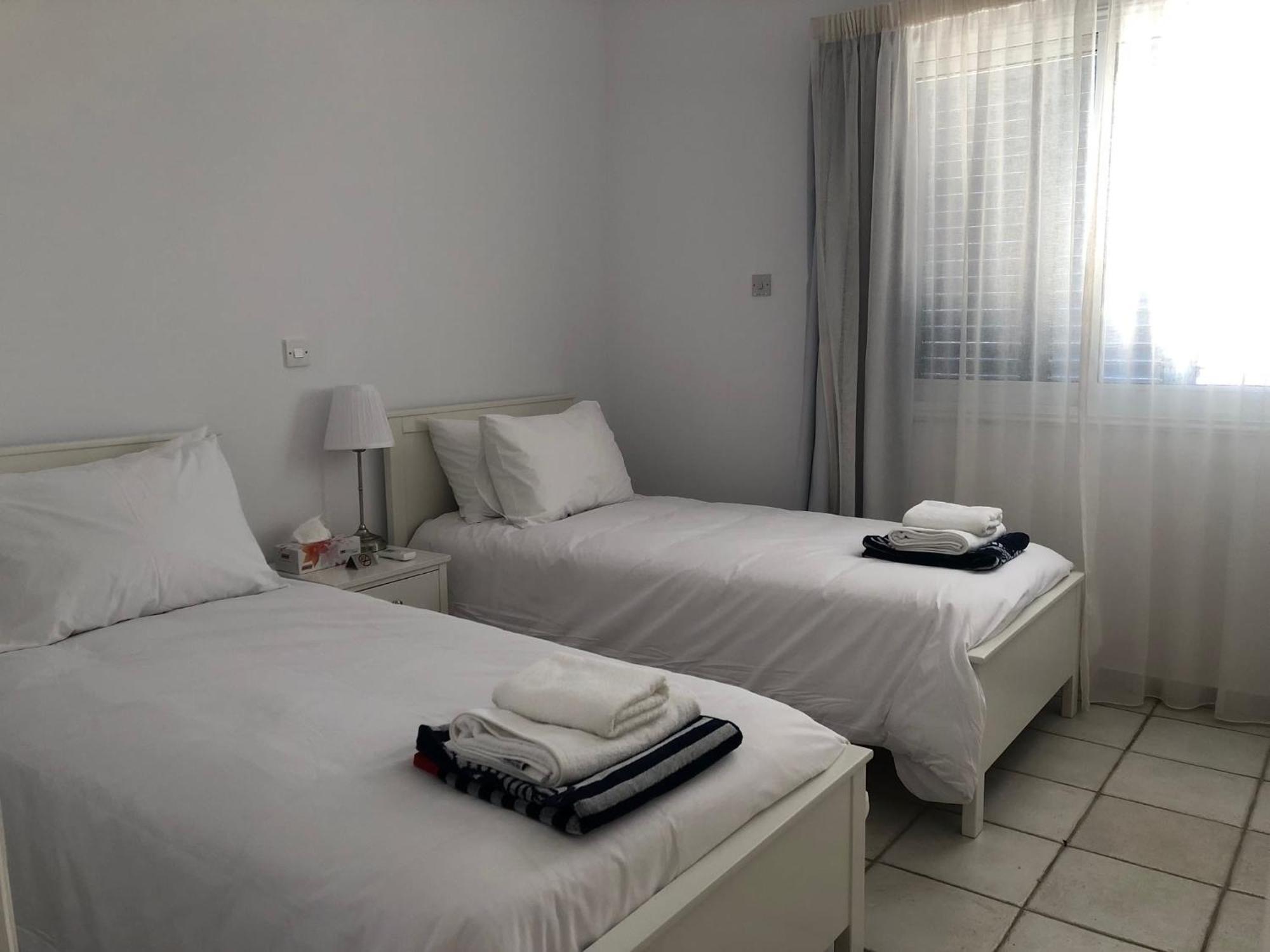 Kings Palace - Modern, Sunny 2 Bed Ground Floor With Sea Views Apartment *