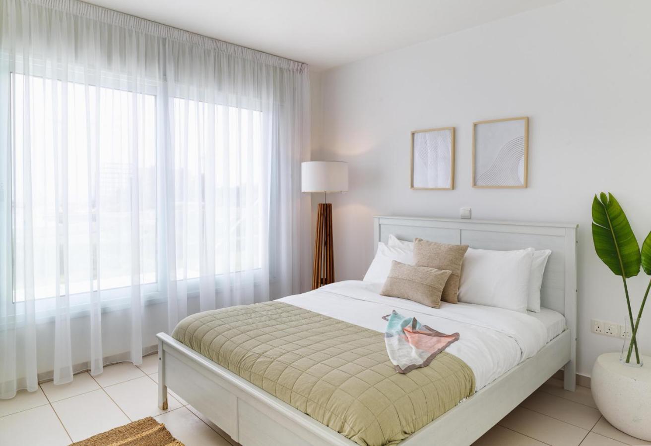 Villa Sirena Solis - Elegant 5-bedroom Sea View Retreat Near Sirena Bay *