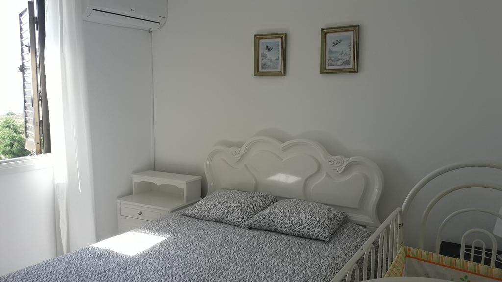 Kings Court 102 *