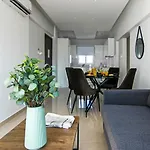 Phaedrus Living: Seaside Luxury Flat Lighthouse 65