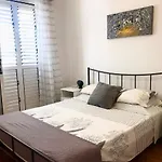 1 Bedroom Flat, Prime Location Near Sea, Sleeps 4