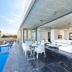 Luxury Villa By The Sea With Heated Pool