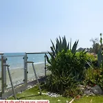 Beachfront Villa Carpe Diem