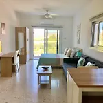 White House Studio With Sea View And Parking