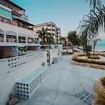Q Coconuts Seaside Suites