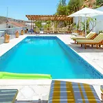 Kalavasos Square Apartments - With Pool 3 Minutes Walk