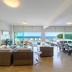 Leonies By The Sea