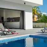 Villa Andre, Walking Distance To Coral Bay