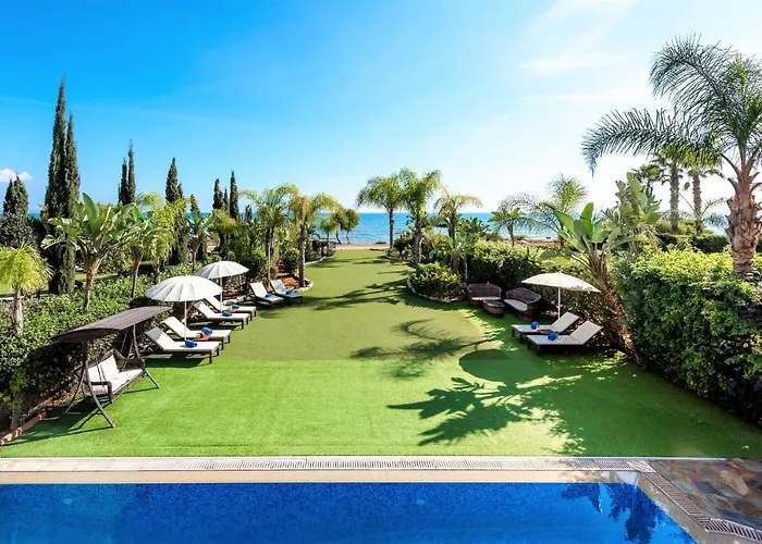 Sea Front Oceanus H2 By Ezoria Villas