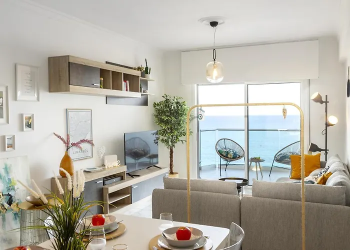 Lovely 3-Bedroom Apartment In Prokymea Court