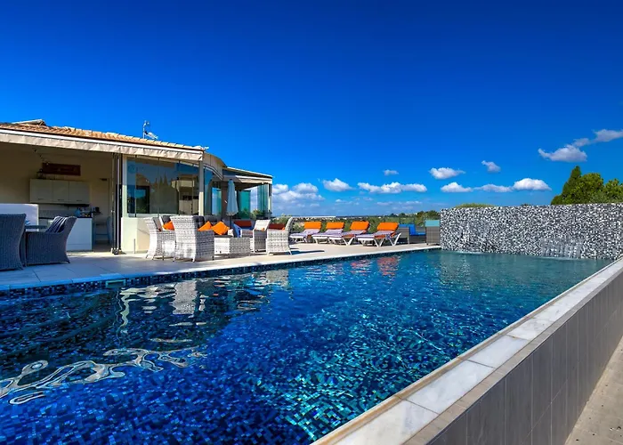 3 Bedroom Villa Eleyjo With Stunning Private Pool, Aphrodite Hills Resort