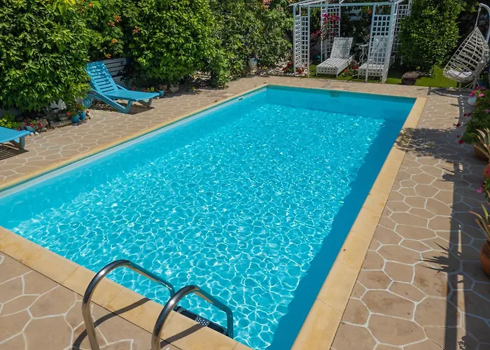 Greek Island Style 2 Bedroom Villa With Pool Next To The Sea