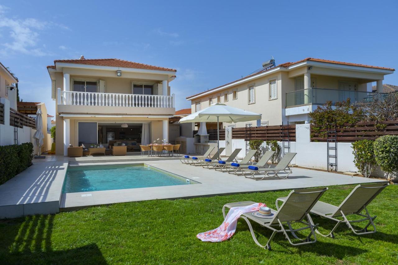 Beachfront Pietra Villa *