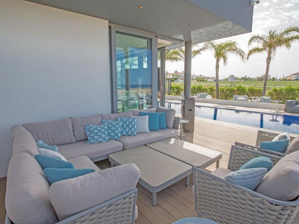 Villa Papadopo - Luxury 3 Bedroom Villa With Private Pool, Hot Tub And Sea Views Villa Paralimni