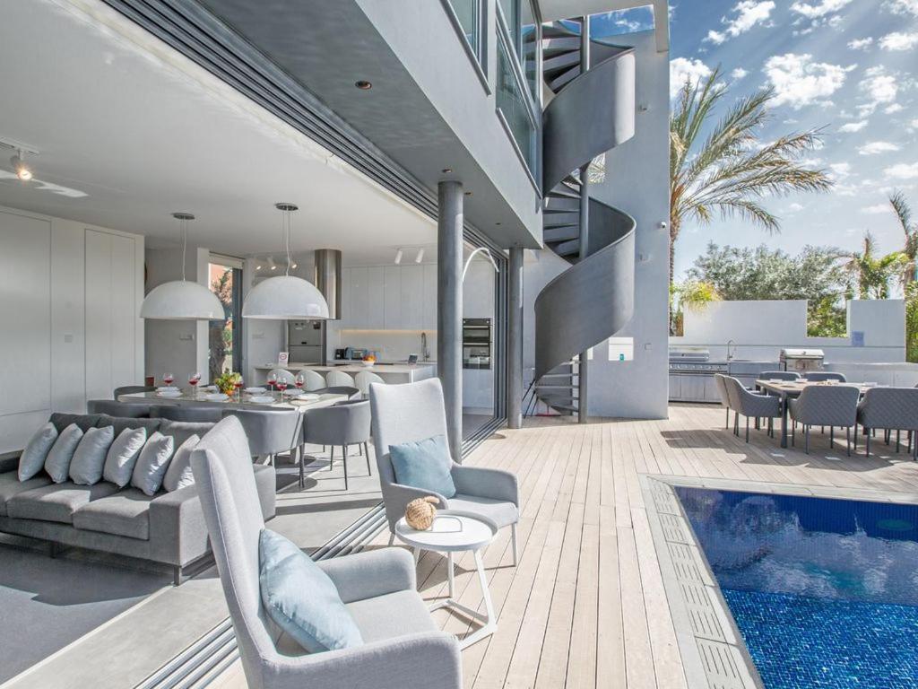 Villa Papadopo - Luxury 3 Bedroom Villa With Private Pool, Hot Tub And Sea Views