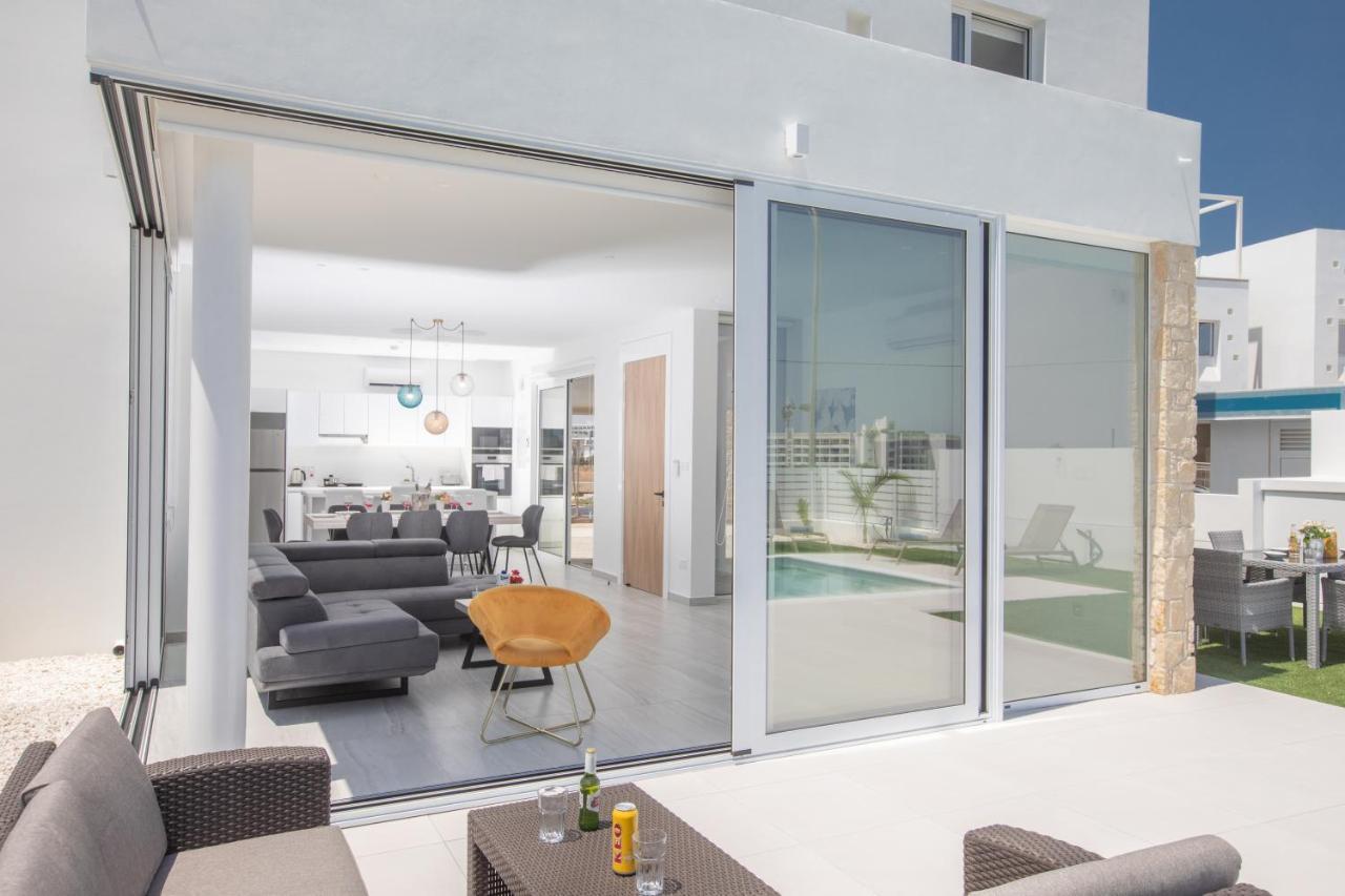 Villa Walk To Center & Beach- Your Dream Escape, Blue Island