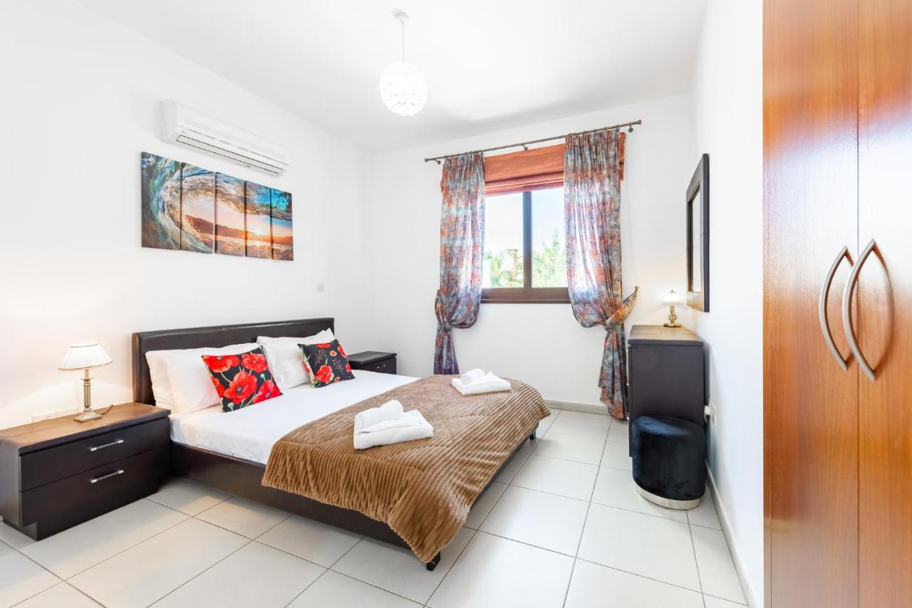 Sea Front Oceanus H2 By Ezoria Villa