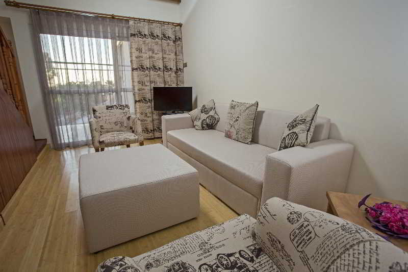 Le Chateau Lambousa Hotel 4*