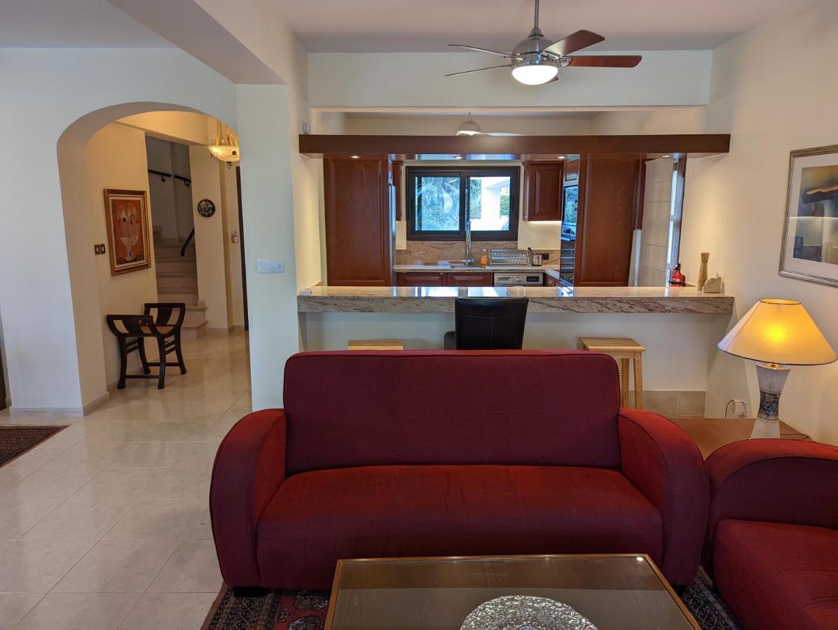 Pontus - Stunning Views & Privacy In Beautiful Garden With Pool & Hot Tub Kouklia