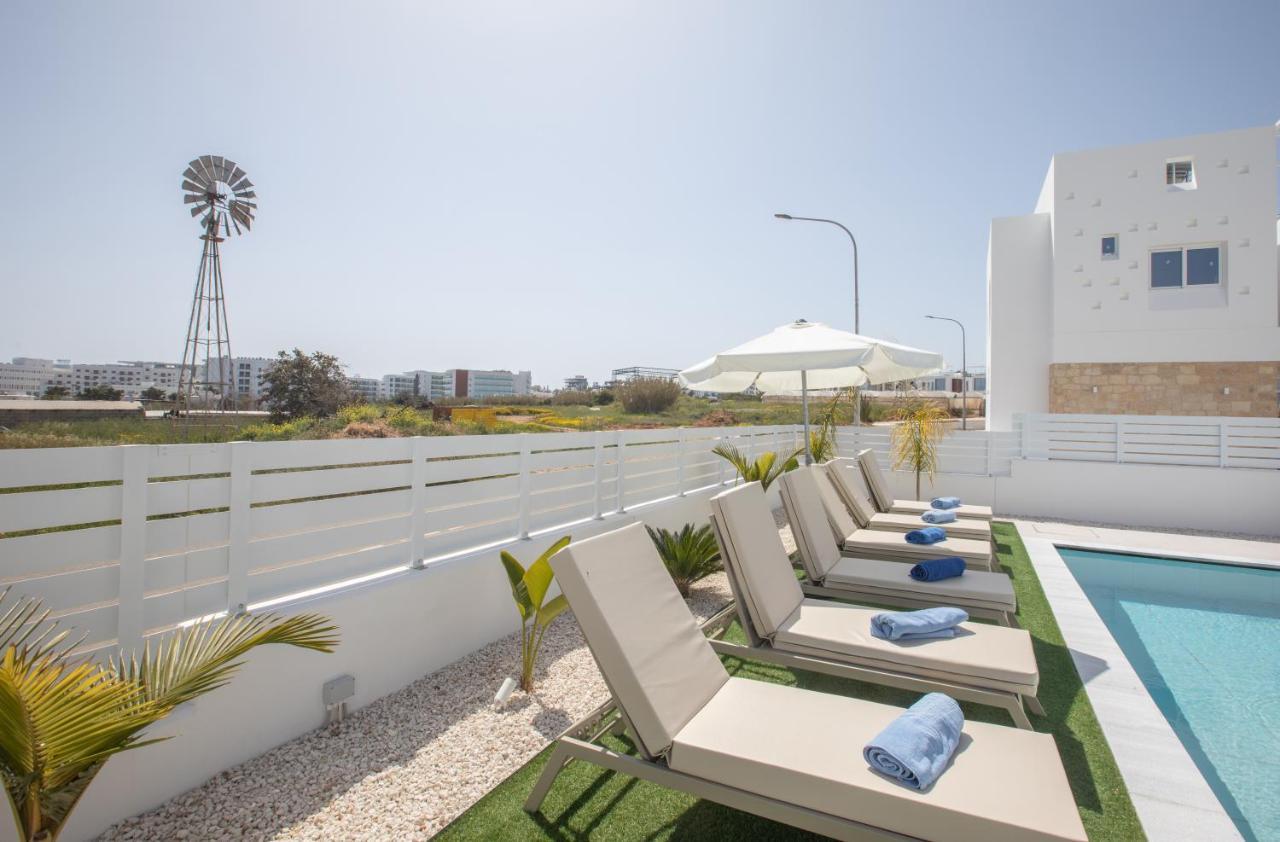 Villa Walk To Center & Beach- Your Dream Escape, Blue Island