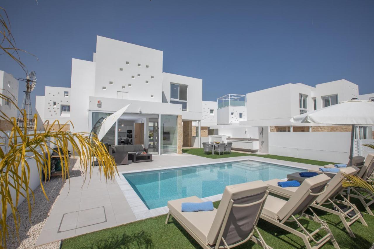 Villa Walk To Center & Beach- Your Dream Escape, Blue Island *