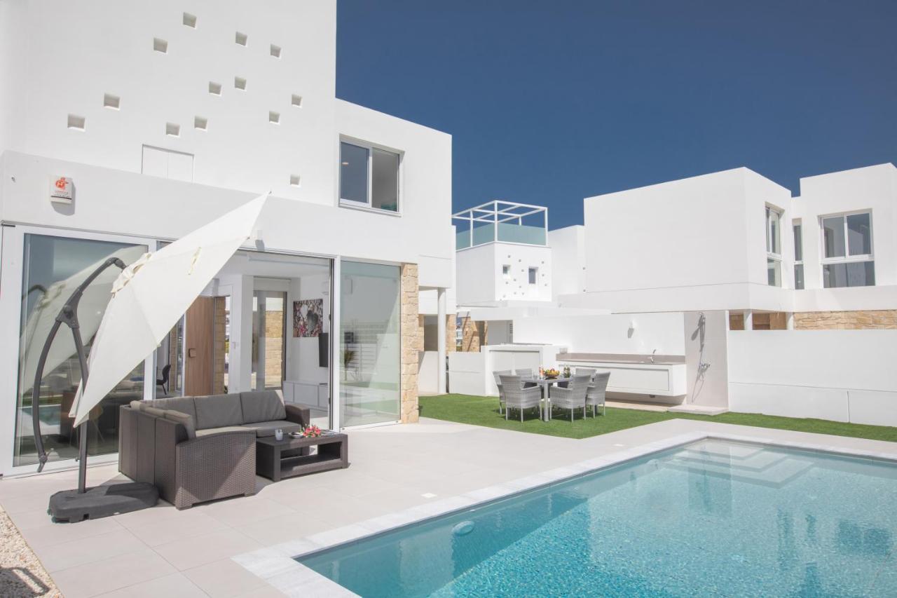 Walk To Center & Beach- Your Dream Escape, Blue Island Villa *