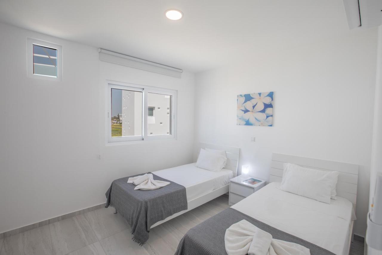 Villa Walk To Center & Beach- Your Dream Escape, Blue Island