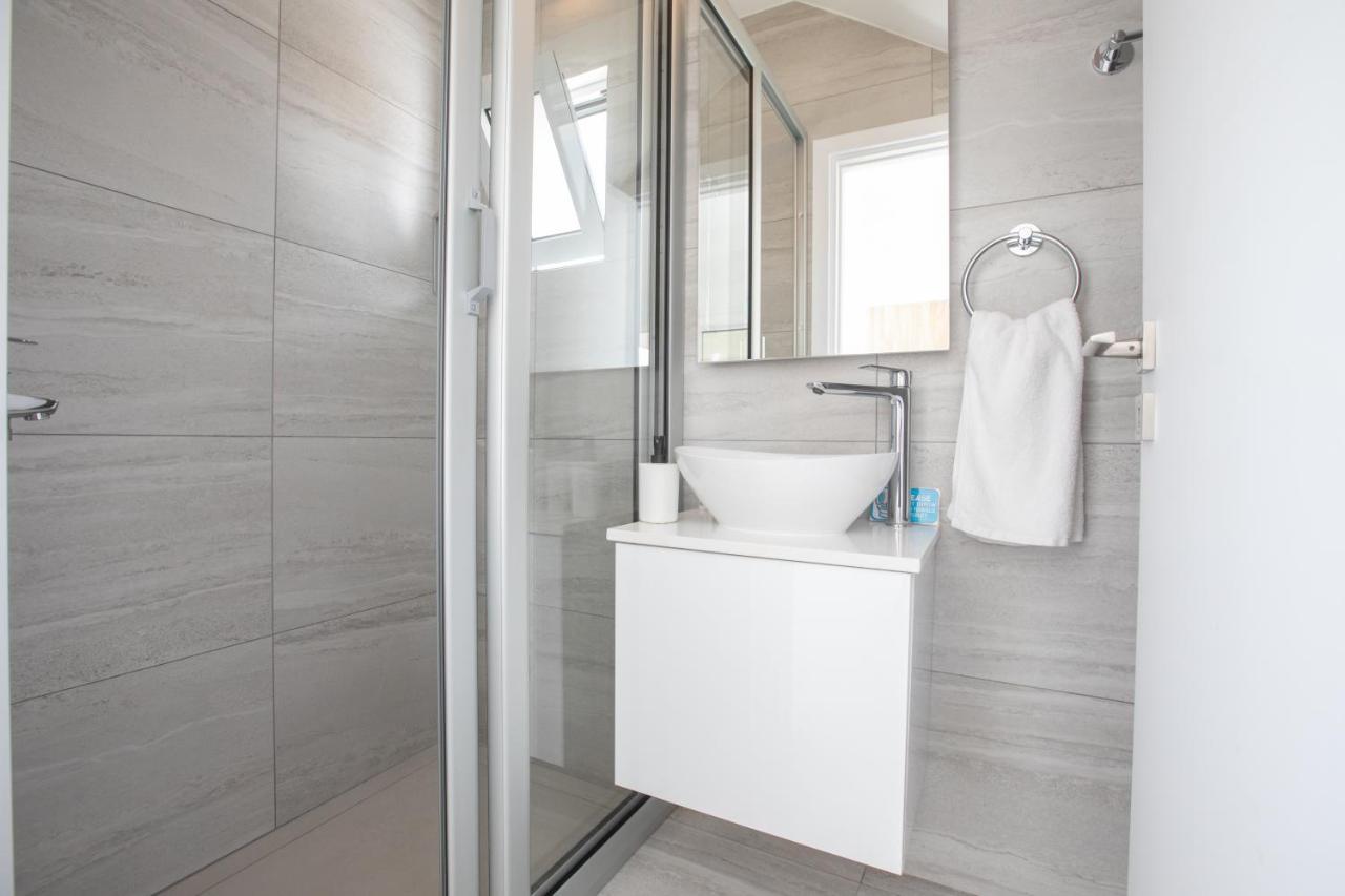 Villa Walk To Center & Beach- Your Dream Escape, Blue Island