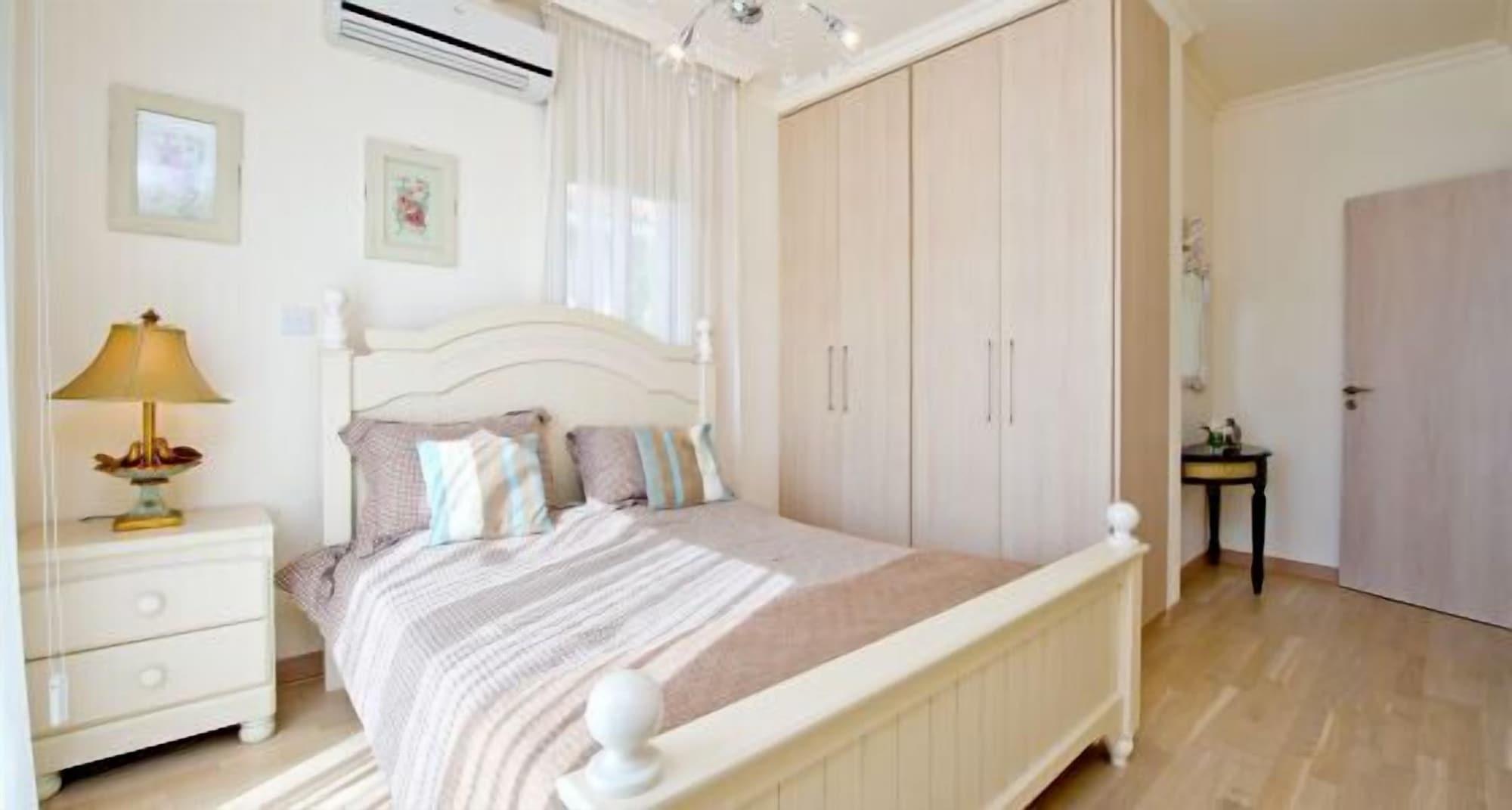 Amadora Luxury Villas *