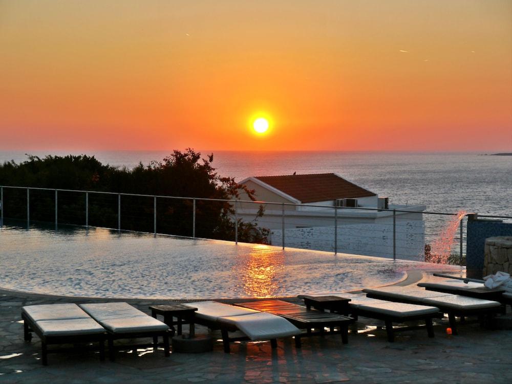 Theo Sunset Bay Kissonerga