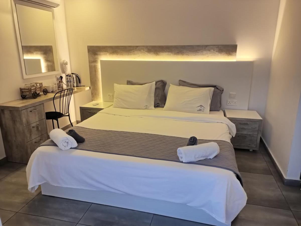 White 11 3* Larnaca