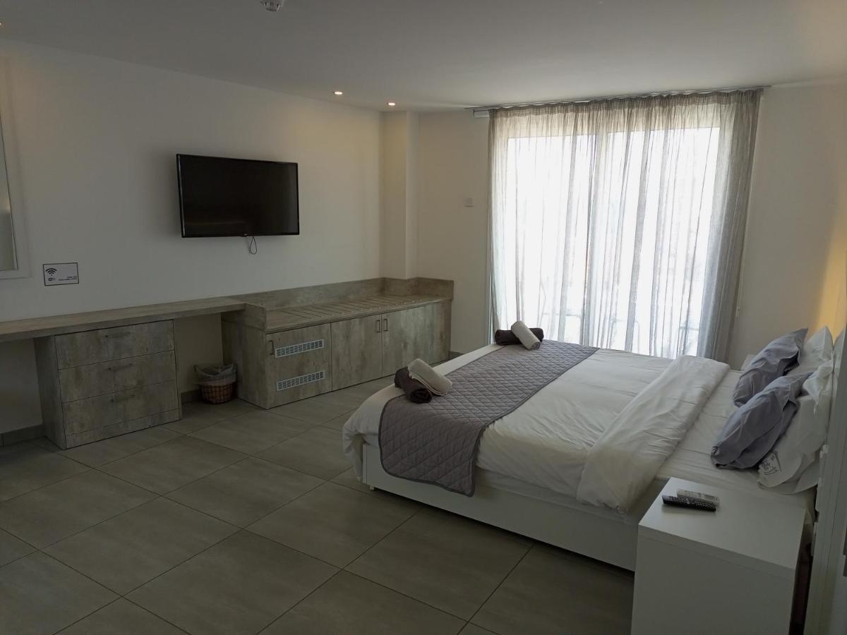 White 11 Aparthotel Larnaca