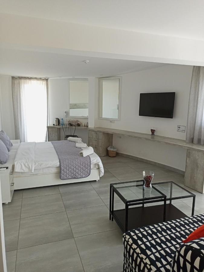 White 11 Aparthotel Larnaca