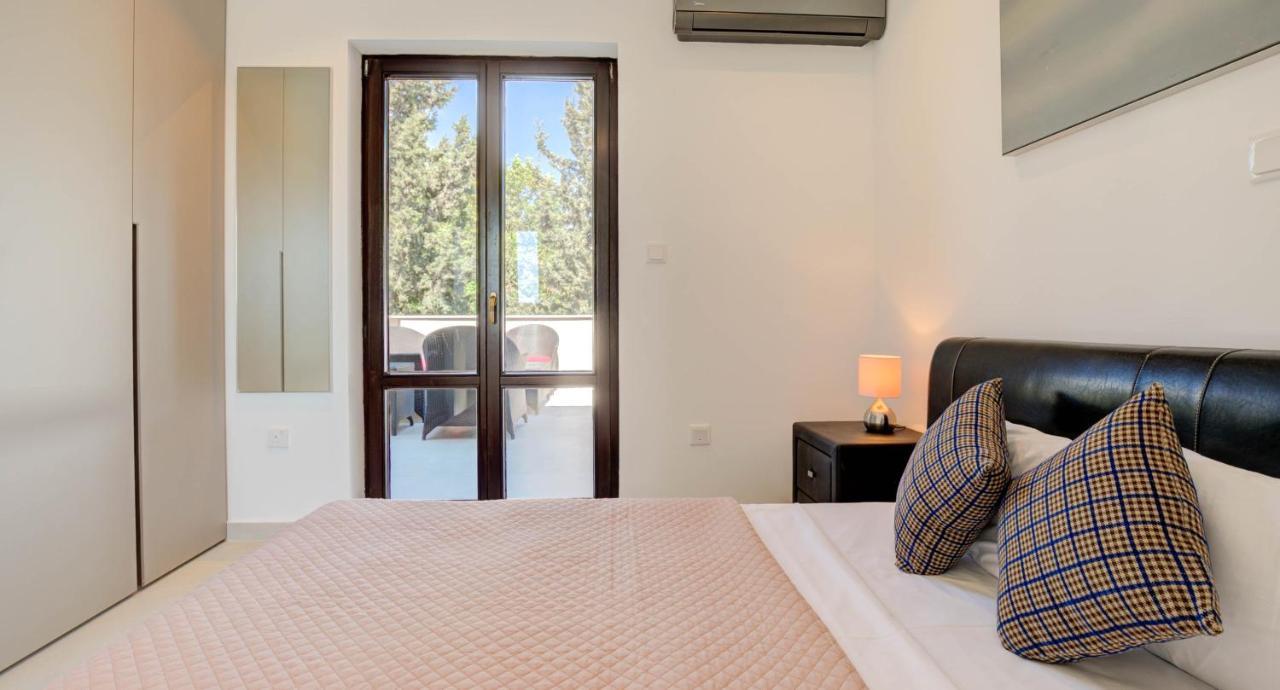 Delphin 375 Fantastic With Amazing Outside Space, Aphrodite Hills Villa Kouklia