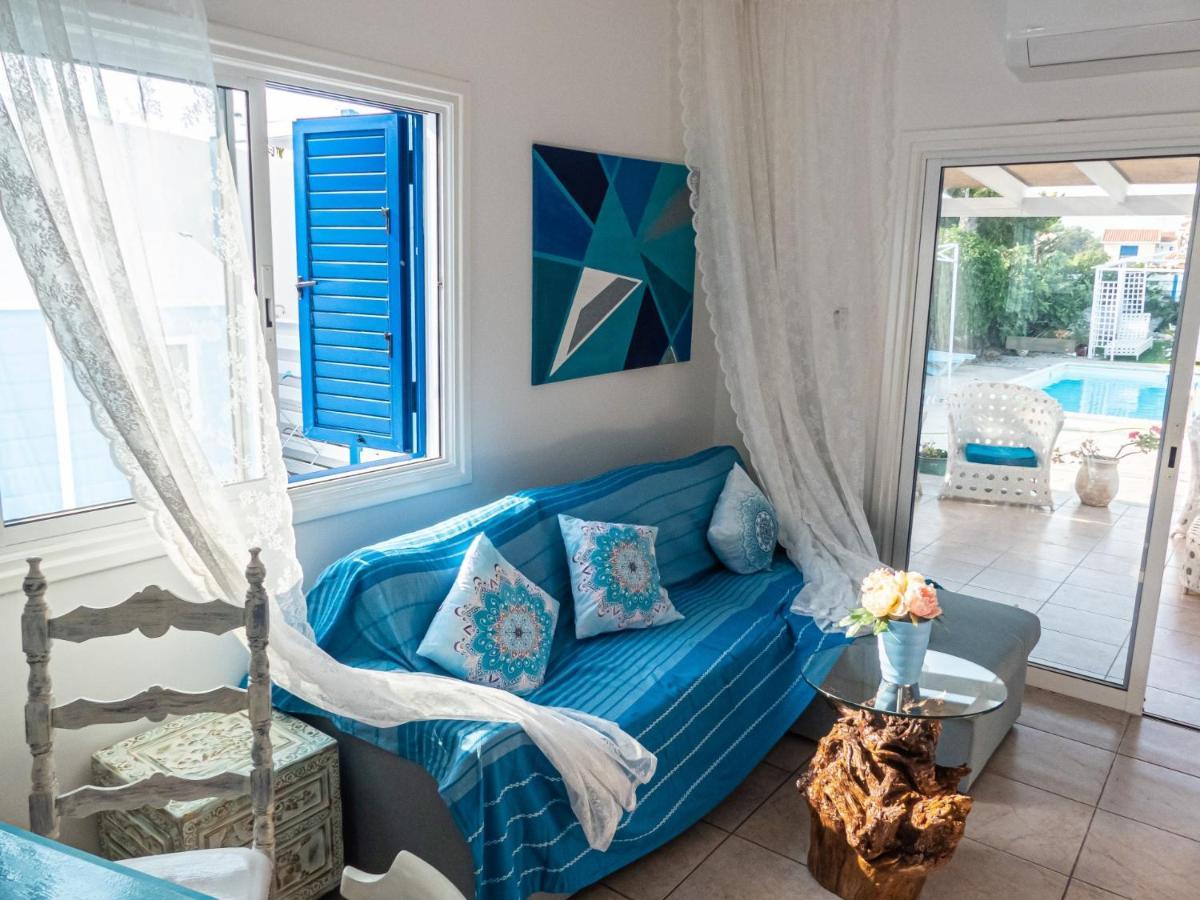 Greek Island Style 2 Bedroom With Pool Next To The Sea Lárnaca