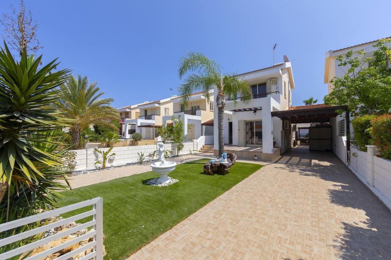 Beachfront Carpe Diem Villa Kiti