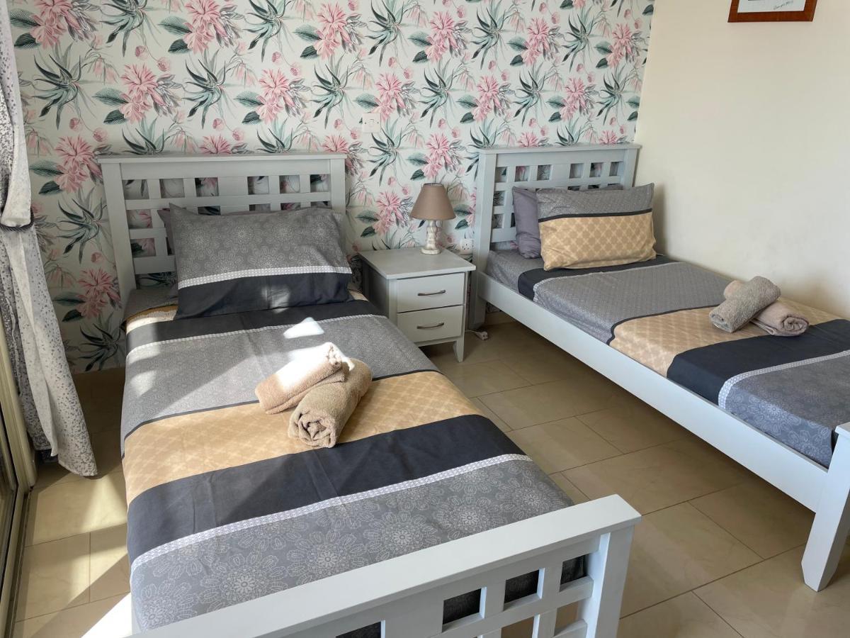 Denis, Marine Drive, Coral Bay Villa *