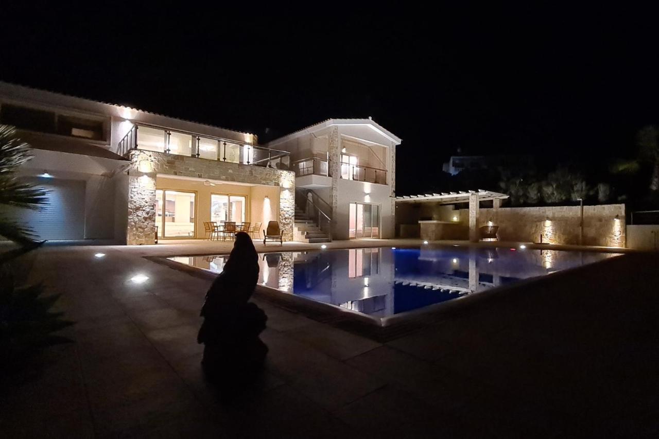 Seafront 5 Bedroom Paradise In Sea Caves Villa