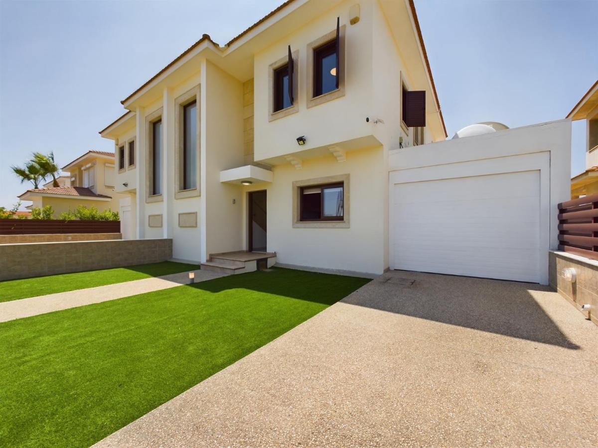Fabulous Front House With Pool *
