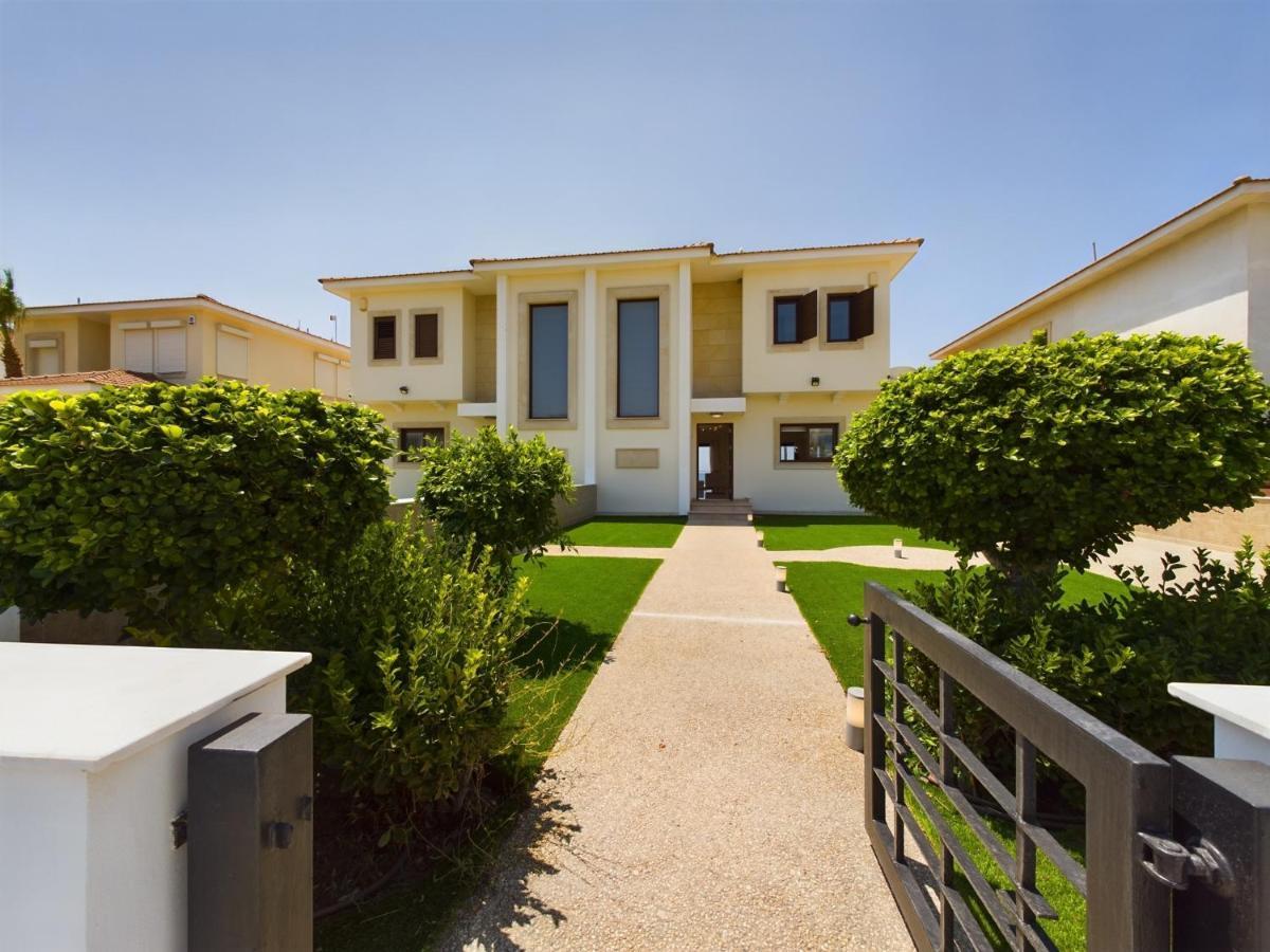 Villa Fabulous Front House With Pool Larnaca