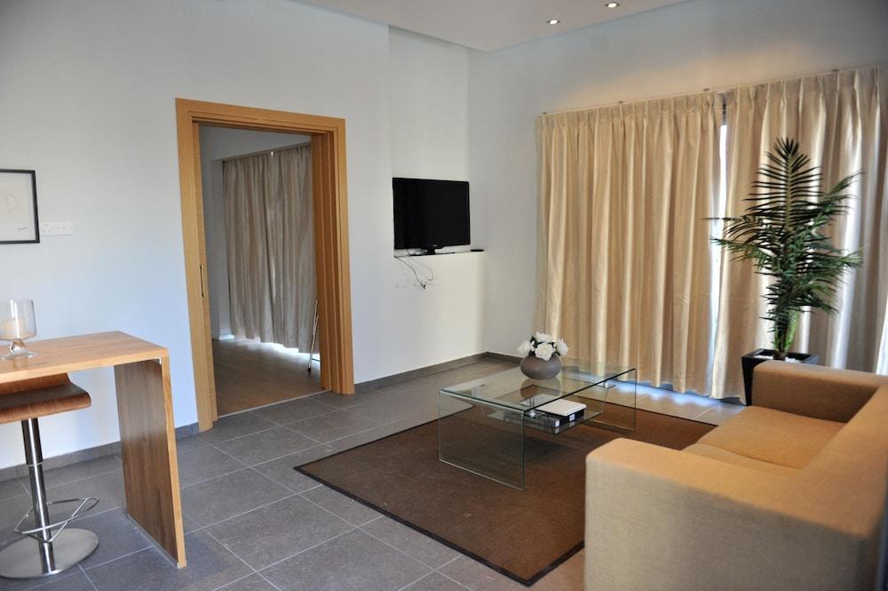 E-hotel Larnaca & 4* Perivolia