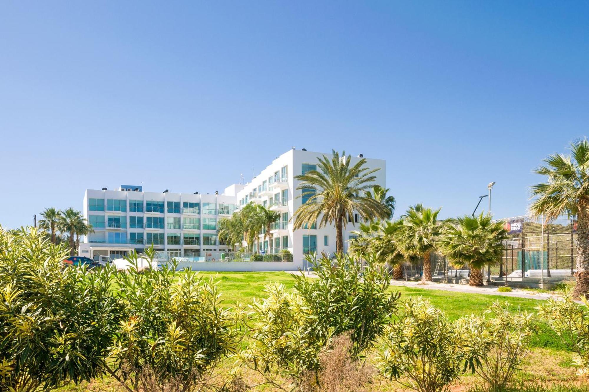 Alicia - Coralli Beachfront * Paralimni