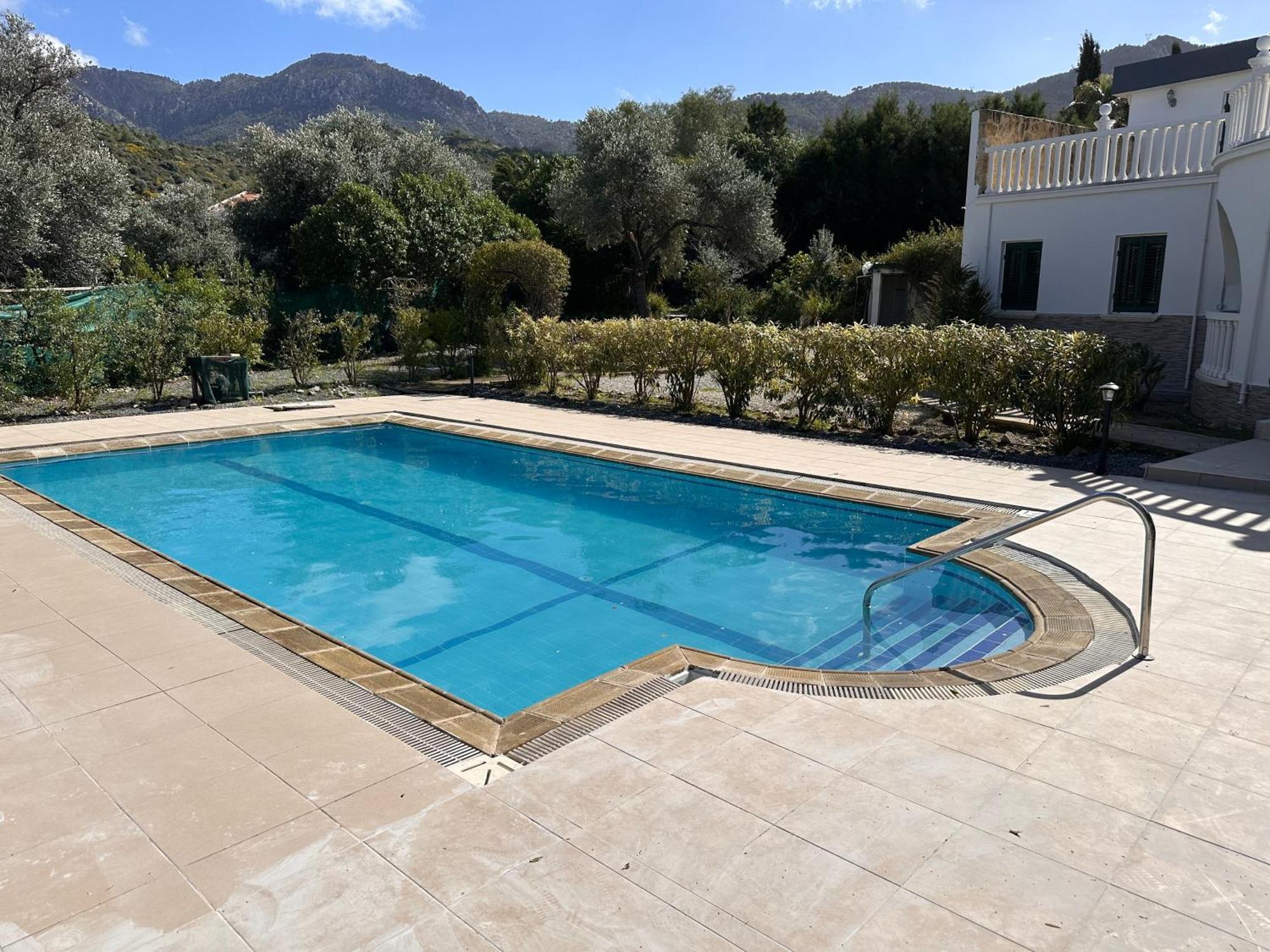 Kyrenia/alsancak 4-room With Private Pool