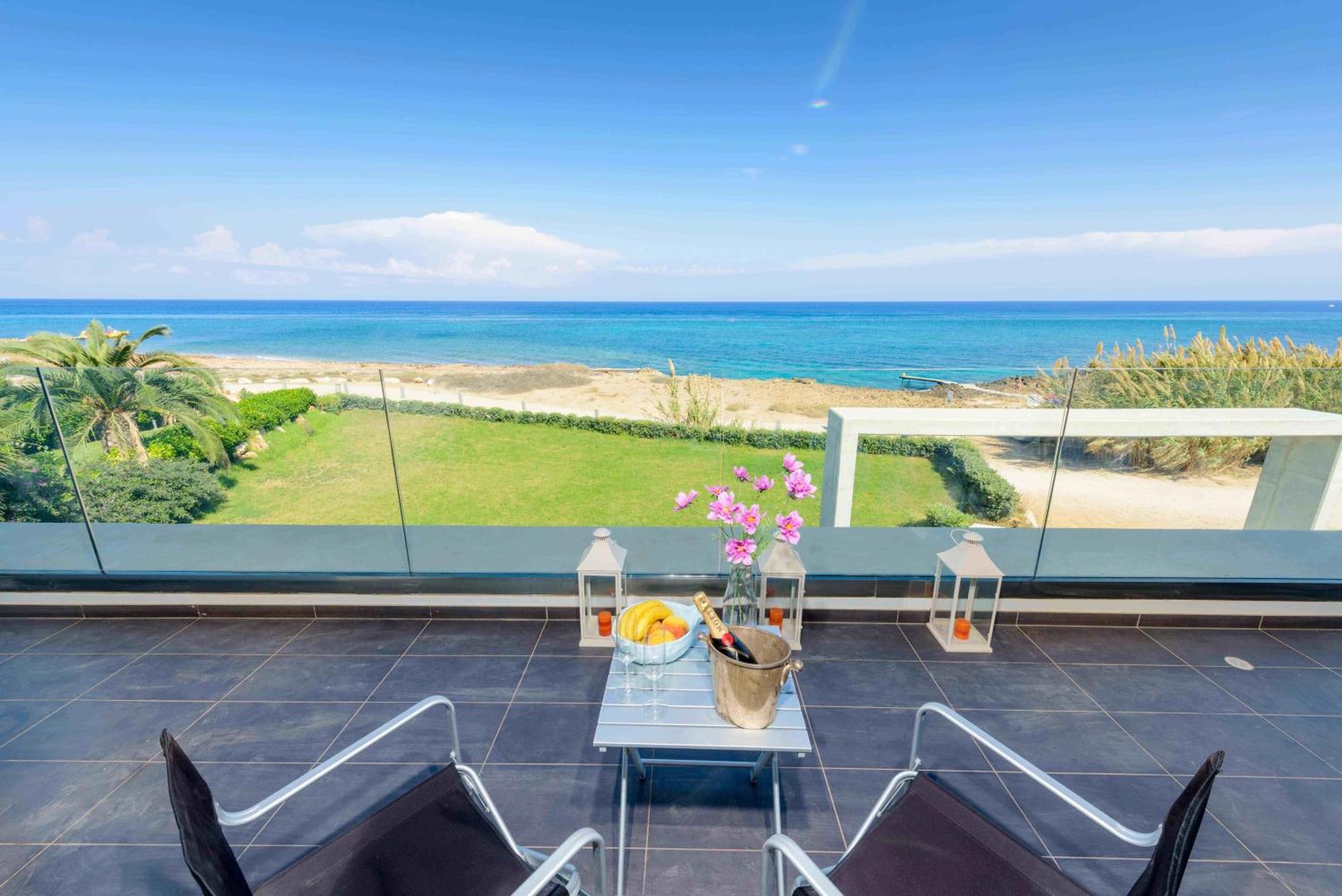 Villa Luxury By The Sea With Heated Pool