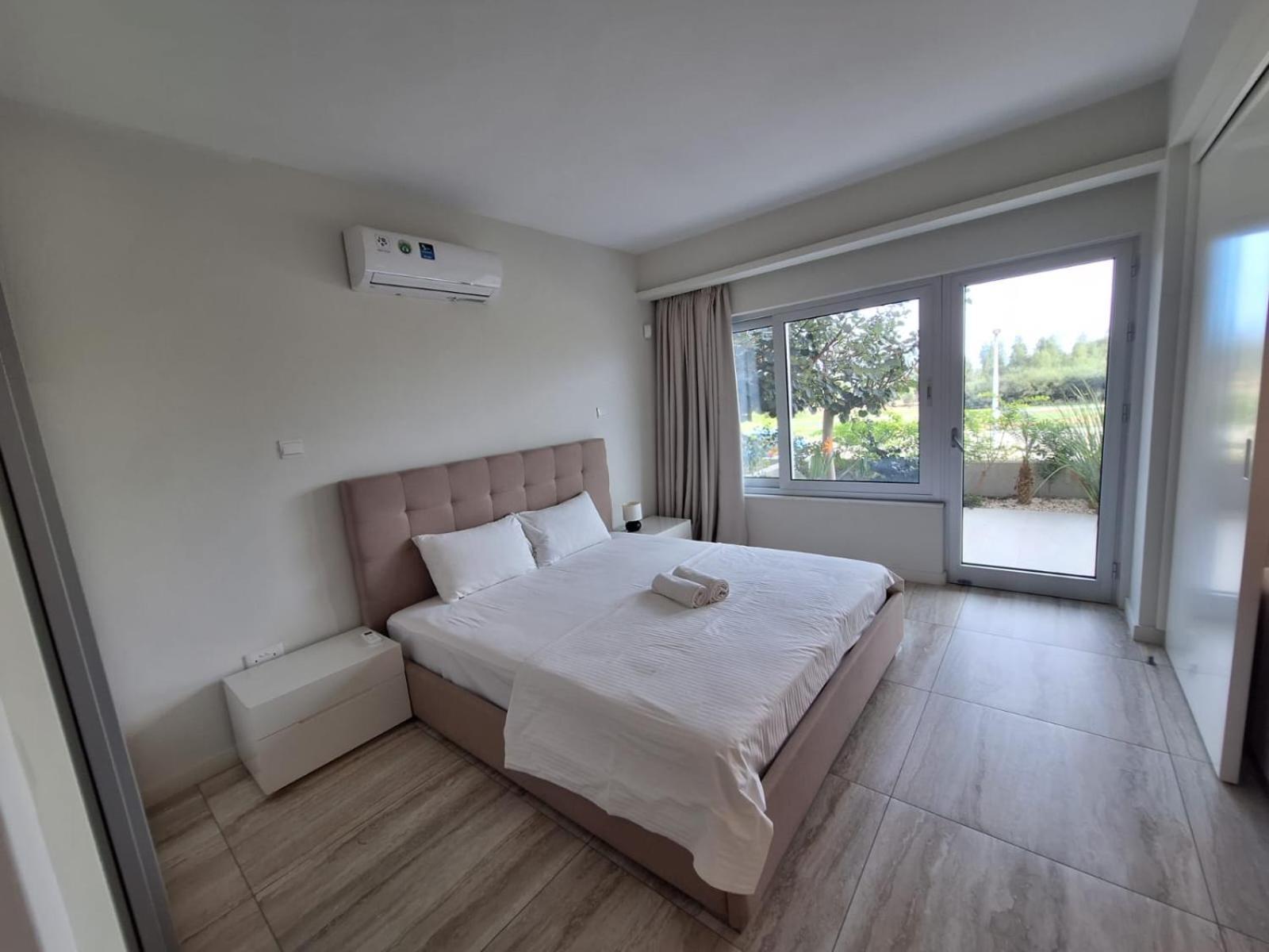 Emerald Apartment *