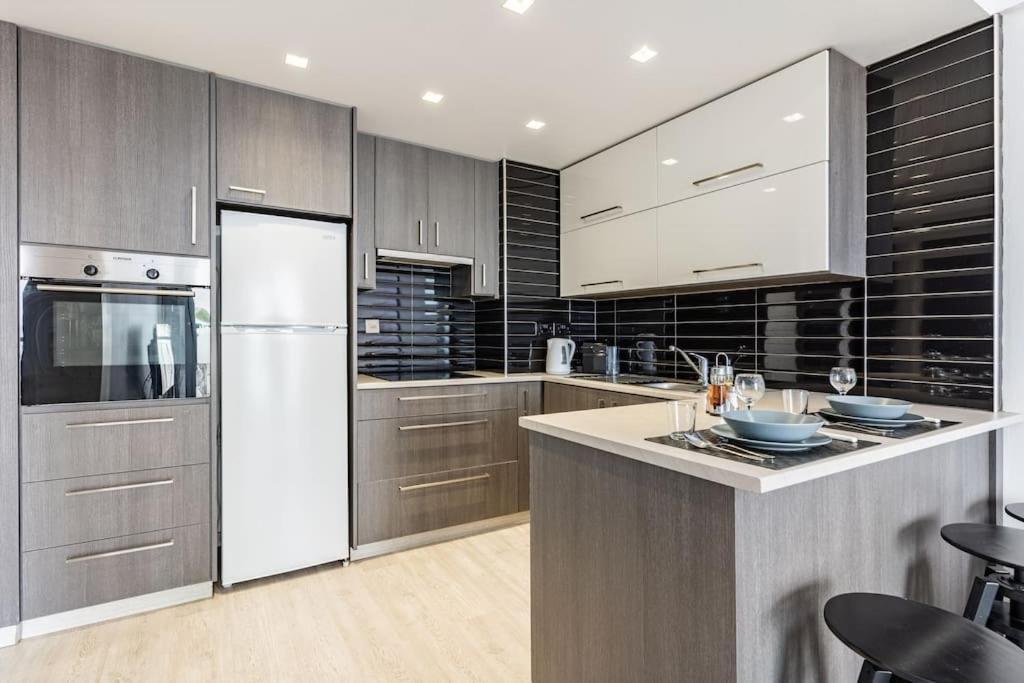 Must - Finikoudes Seaview Apartment Larnaca