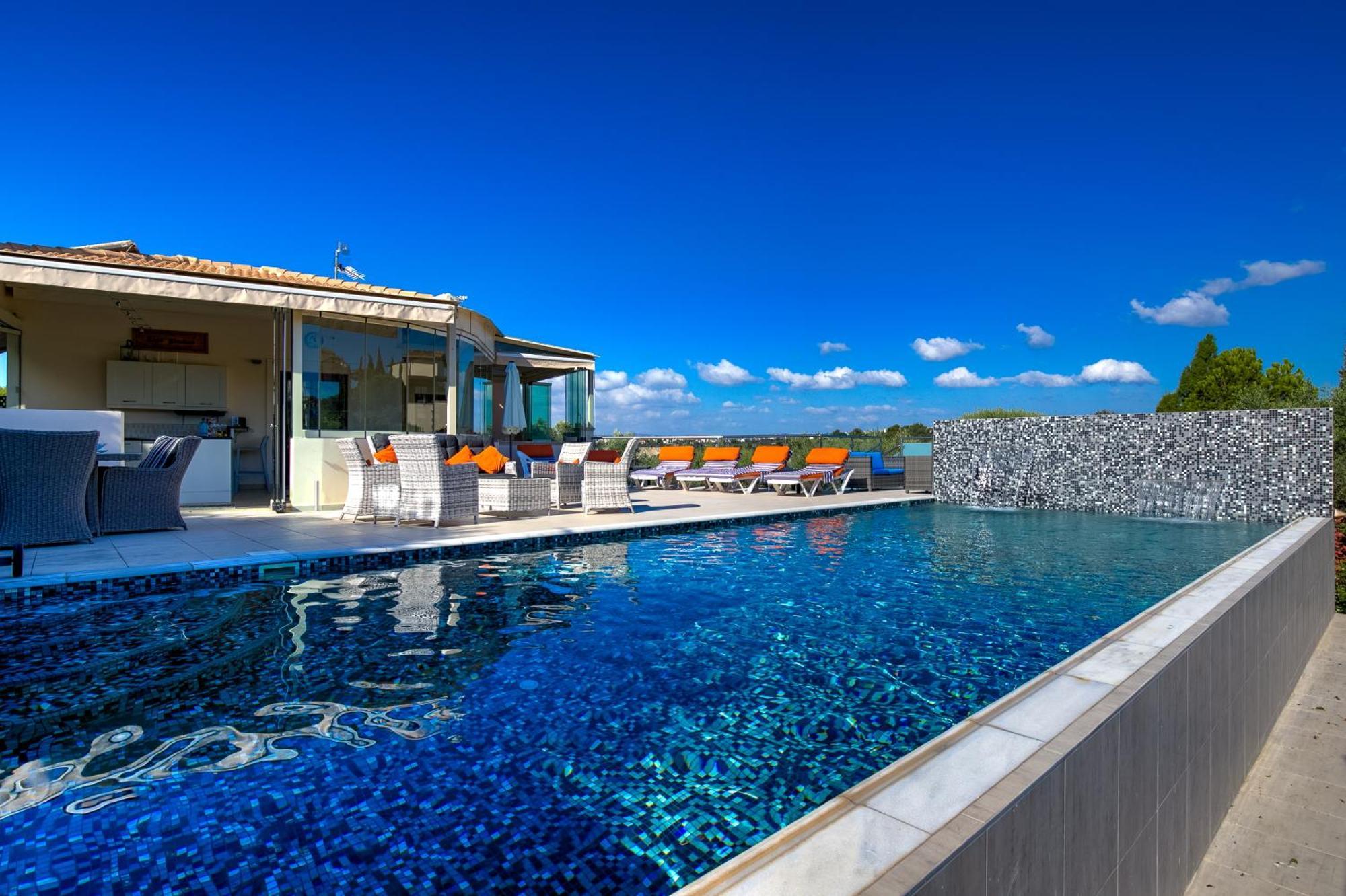 3 Bedroom Eleyjo With Stunning Private Pool, Aphrodite Hills Villa *
