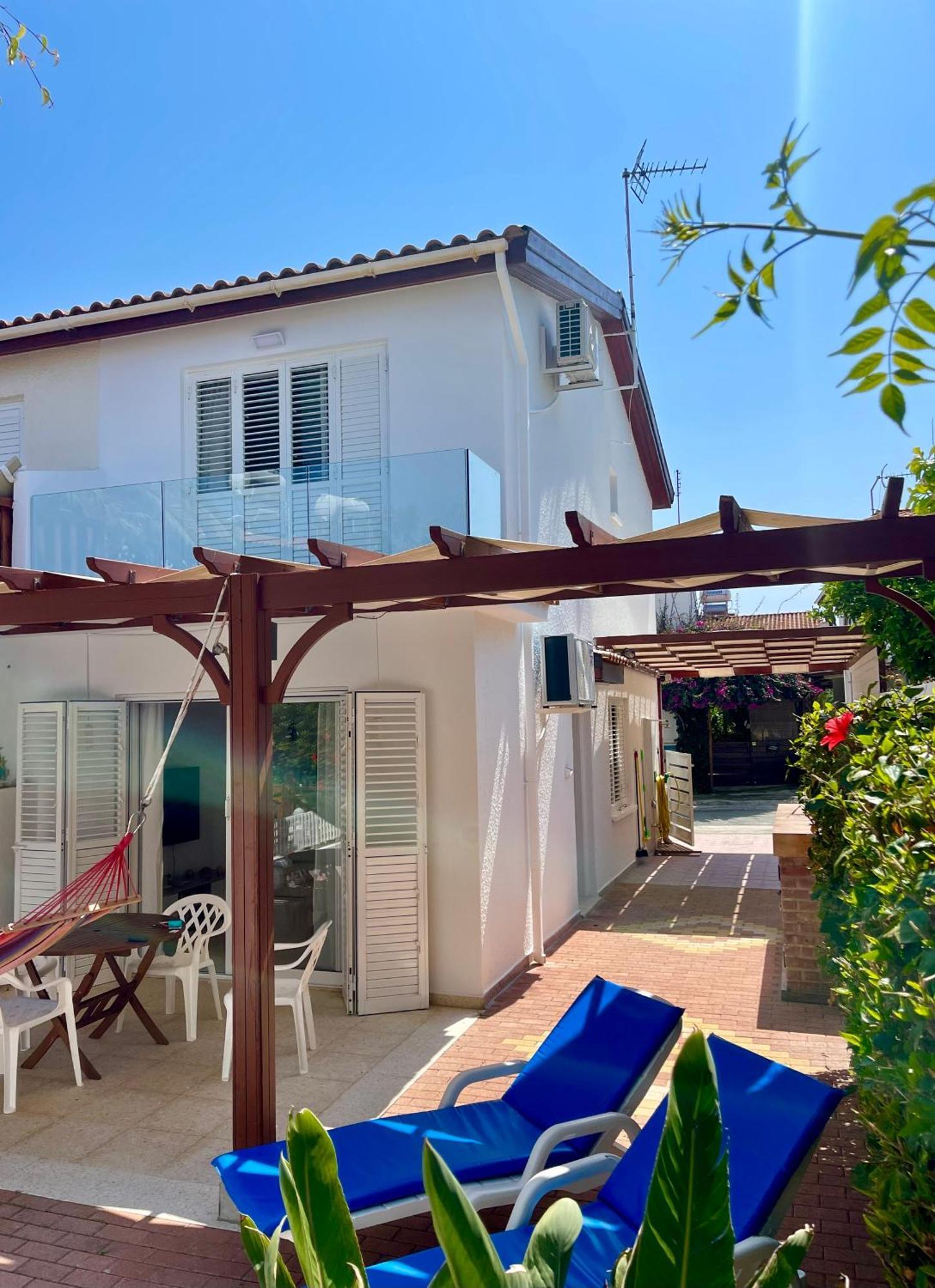 Casa de férias The Mediterranean Sea At Your Doorstep!! Meneou